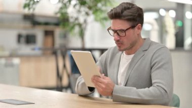 Tabletteki Kayba Tepki Veren Orta Yaşlı Adam