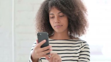 Akıllı telefon kullanan Afrikalı Kadın Portresi 