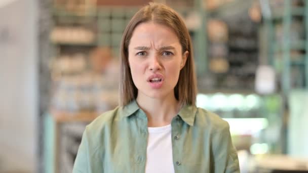Retrato de perturbado jovem mulher sentindo chocado — Vídeo de Stock