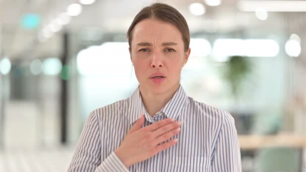 Portrait de la jeune femme allergique toux, douleur à la gorge — Video