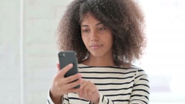Smartphone 'da Başarıyı Kutlayan Heyecanlı Kadın Portresi 