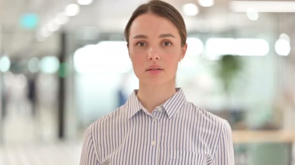 Portrait de jeune femme séduisante se sentant choquée, expression — Video