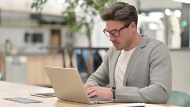 Üzücü Orta Çağ Adamı Dizüstü bilgisayarında Hata Yapıyor 