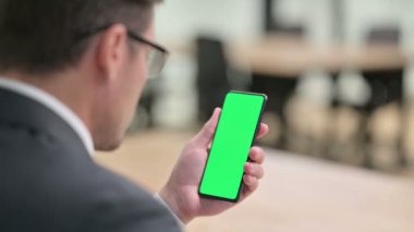 Krom Ekran ile Smartphone kullanan İşadamının Arka Görünümü 