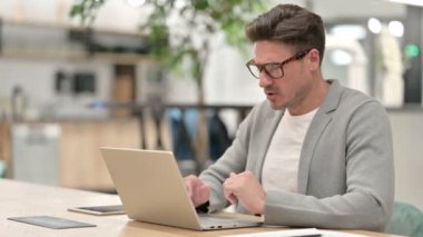 Çok çalışan orta yaşlı adamın baş ağrısı var. 