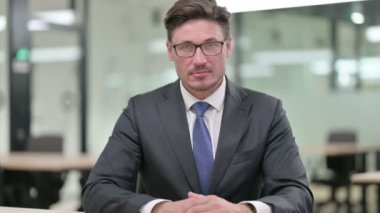 Gülümseyen Orta Çağ İşadamı 'nın Portresi Kameraya Bakıyor 