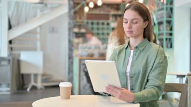 Kafe 'de Tablet kullanan Ciddi Profesyonel Kadın 