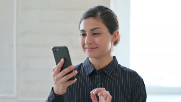 Porträt einer fröhlichen jungen Inderin, die mit dem Smartphone spricht — Stockvideo