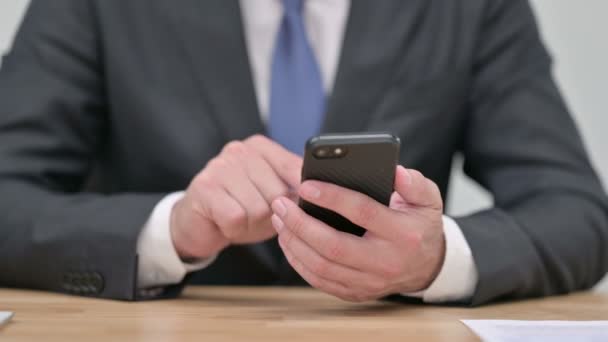 Close-up de Mãos de Empresário usando Smartphone — Vídeo de Stock