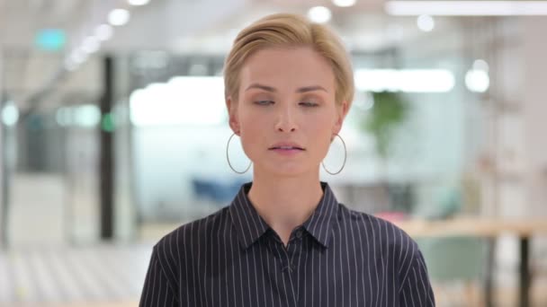 Portret van een opgewonden jonge zakenvrouw klappen, huilen — Stockvideo