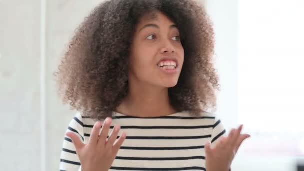 Portrait de la femme africaine agressive en colère sur appel vidéo — Video