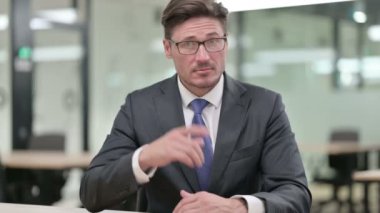 Ciddi Orta Çağ İşadamı 'nın Portresi Parmak İşareti ile Hayır