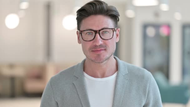 Retrato del alegre hombre de mediana edad sonriendo ante la cámara — Vídeos de Stock