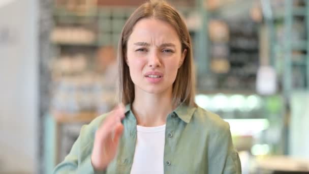 Portrait de femme stressée ayant mal au cou — Video