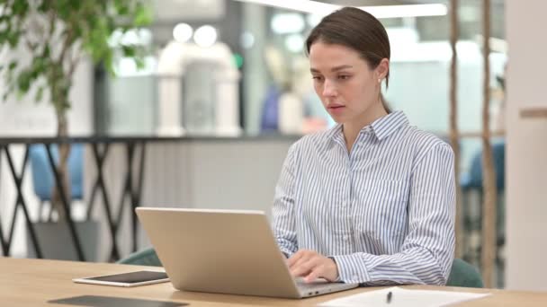 Jovem mulher séria com laptop Olhando para a câmera — Vídeo de Stock