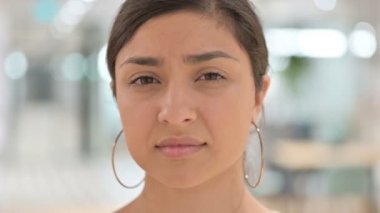 Enfekte Hintli Kadın 'ın diş ağrısı var.