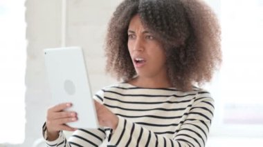Tablette Başarı Kazanan Şaşırmış Afrikalı Kadın Portresi