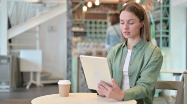 Tabletteki Kayba Tepkili Genç Kadın