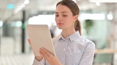 Tablet kullanan Güzel Genç Kadın Portresi 