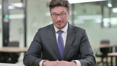 Heyecanlı Orta Çağ İşadamı Alkışlıyor, Tezahürat Yapıyor 