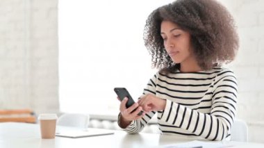 Akıllı telefon kullanan Ciddi Afrikalı Kadın 