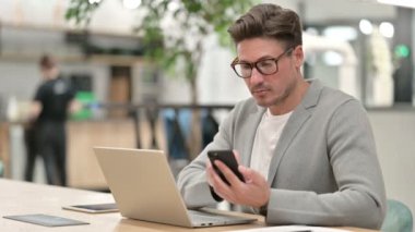 Akıllı telefon kullanan, Laptop kullanan odaklı Orta Çağ Adamı 