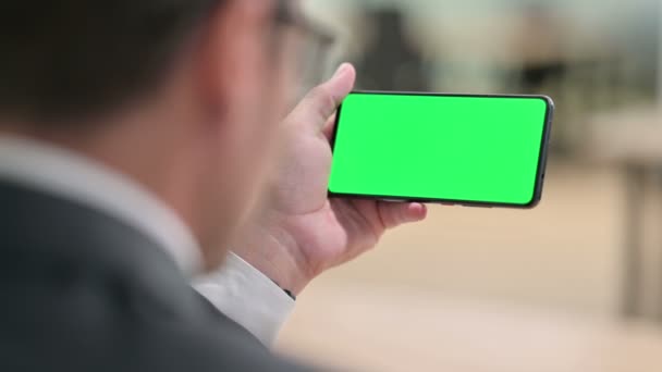 Achteraanzicht van zakenman kijken Smartphone met Chroma Screen — Stockvideo