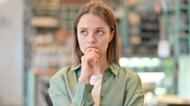 Düşünen ve Fikir edinen Düşünen Kadın Portresi