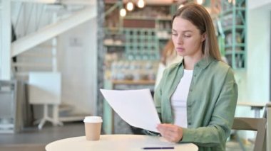 Kafe 'deki Belgelerde Hayal Kırıklığı Olan Kadın 