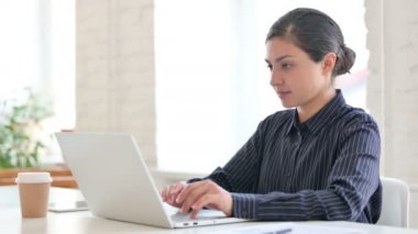 Laptop öksüren hasta genç Hintli kadın. 