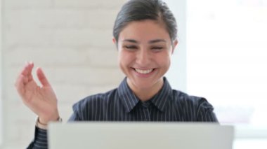 Laptop 'ta görüntülü sohbet yapan Hintli kadının yakın çekimi. 