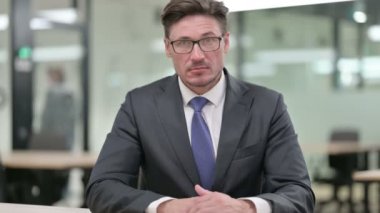 Ciddi Orta Çağ İşadamının Portresi Kafa Sallayarak Hayır Diyor