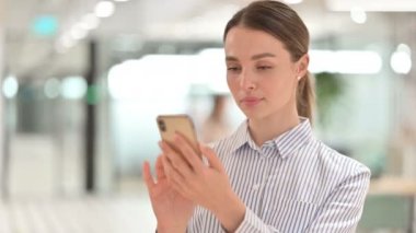 Akıllı telefon kullanan Çekici Genç Kadın Portresi 