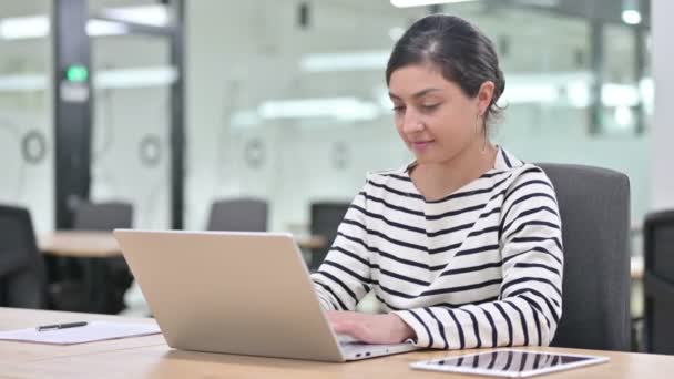 Serieuze indiaanse vrouw met laptop zeggen nee door hoofd schudden — Stockvideo