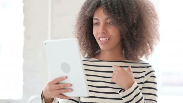Porträt einer Afrikanerin bei einem Videoanruf auf einem digitalen Tablet — Stockvideo