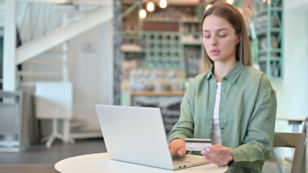 Mulher com sucesso pagamento on-line no laptop no café — Vídeo de Stock