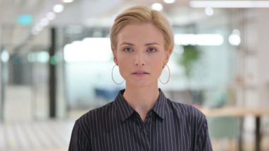 Mutlu İş Kadını Portresi El İfadesi Davet Ediyor 