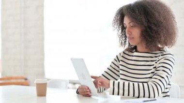 Tablet kullanan Afrikalı Kadın, İnternet Taraması