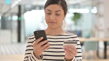 Hintli Kadın tarafından Smartphone 'da Başarısız Çevrimiçi Ödeme 