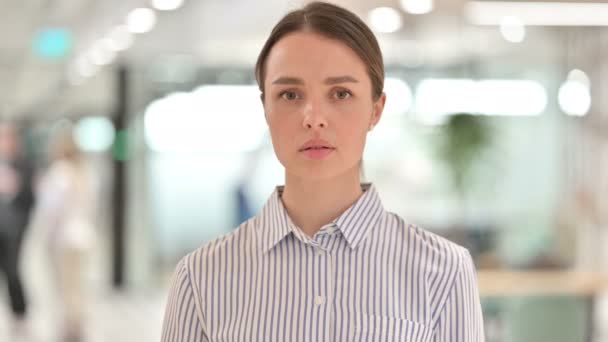 Portrait of Aggressive Young Woman Feeling Angry, Fighting — Stock Video