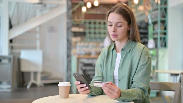 Mulher com sucesso no pagamento on-line em Smartphone no Café — Vídeo de Stock