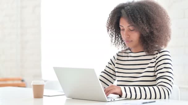 有鉴赏力的非洲女人，膝上型电脑在做鼓掌声动作 — 图库视频影像