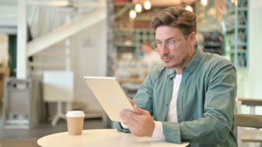 Kafe 'de Tablet' te Kaybolan Orta Çağ Adamı 'nın tepkisi 