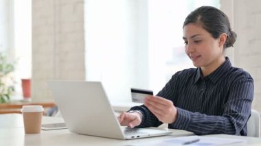Genç Hintli Kadın Bilgisayarda Çevrimiçi Ödeme Başarı Veriyor 