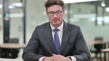 Neşeli Orta Çağ İşadamı 'nın Portresi Kameraya El sallıyor 