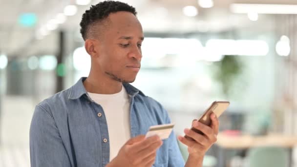 Portret van Casual African Man het maken van Online Betalen op Smartphone — Stockvideo