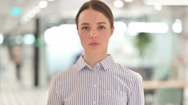 Yorgun Genç Kadın 'ın Baş Ağrısı Portresi