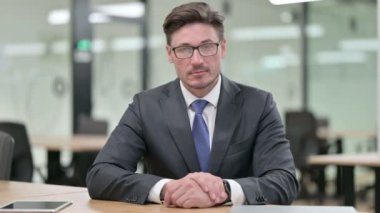 Ciddi Orta Çağ İşadamı Ofisteki Kameraya Bakıyor 