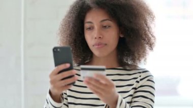 Smartphone 'da Afrikalı Kadın' ın Çevrimiçi Ödeme Portresi, Başarı