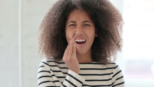 Retrato de una mujer africana triste con dolor de muelas — Vídeos de Stock